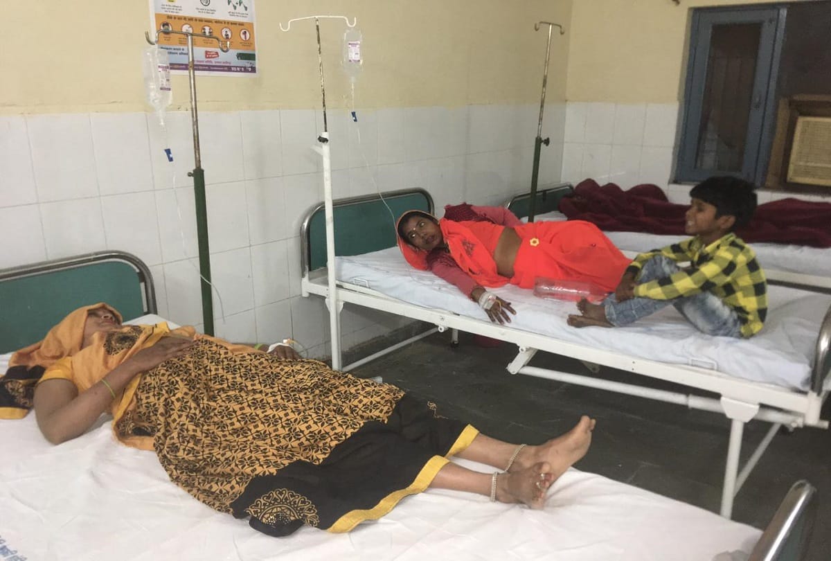 tempo full of kavandis overturned on the divider one dozen injured in aligarh