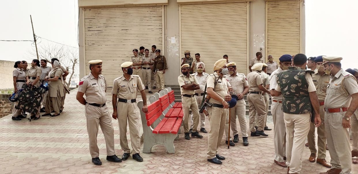Farmers reached residence and office of MLAs to demand vote against government in no-confidence motion