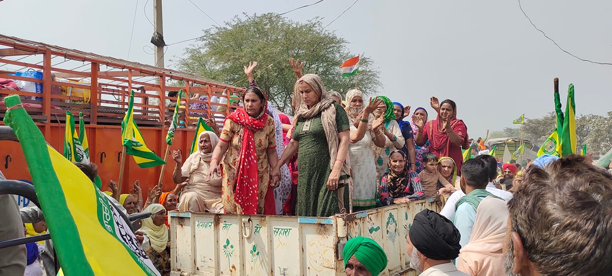 In protest place reached women from Haryana by Tractor and buses and cars from Punjab