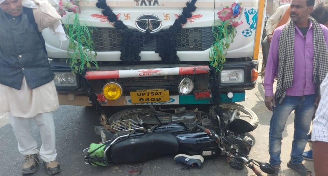 Brother and sister injured in collision with dumper, jammed