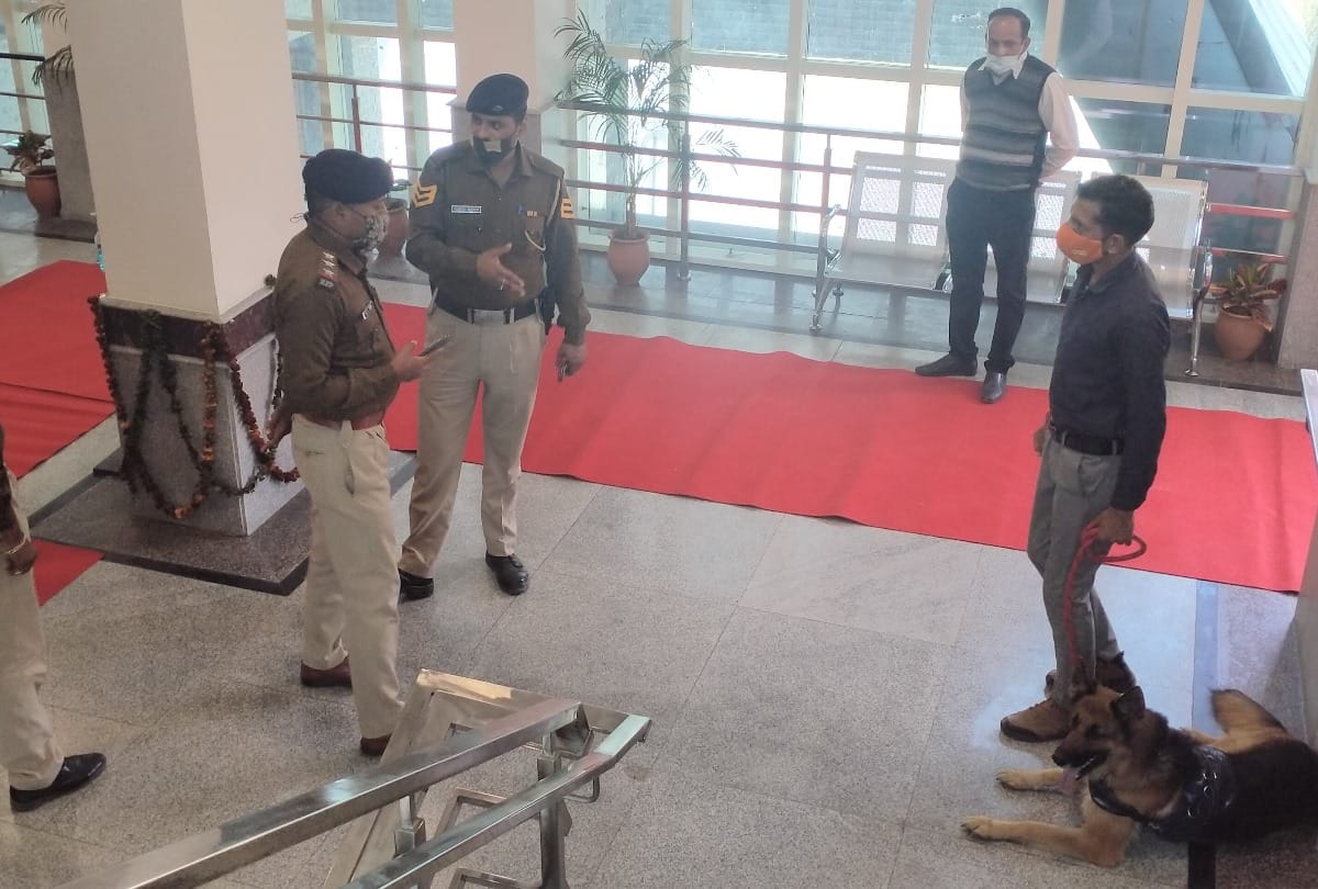 Ruckus in himachal pradesh technical university hamirpur after vice chancellor did not allowed entry