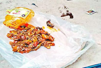 अचार के डिब्बे में मिला मृत चूहा