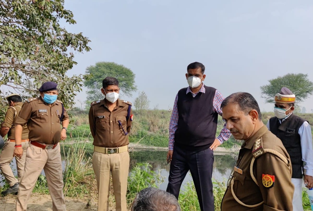 dead bodies of boyfriend and girlfriend found hanging from tree in Kasganj