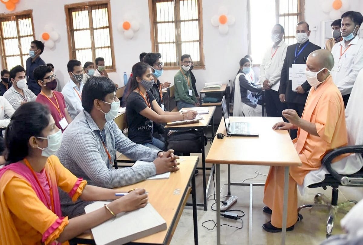 Chief Minister Yogi Adityanath inspected the class under the Abhyudaya Scheme in Jhansi