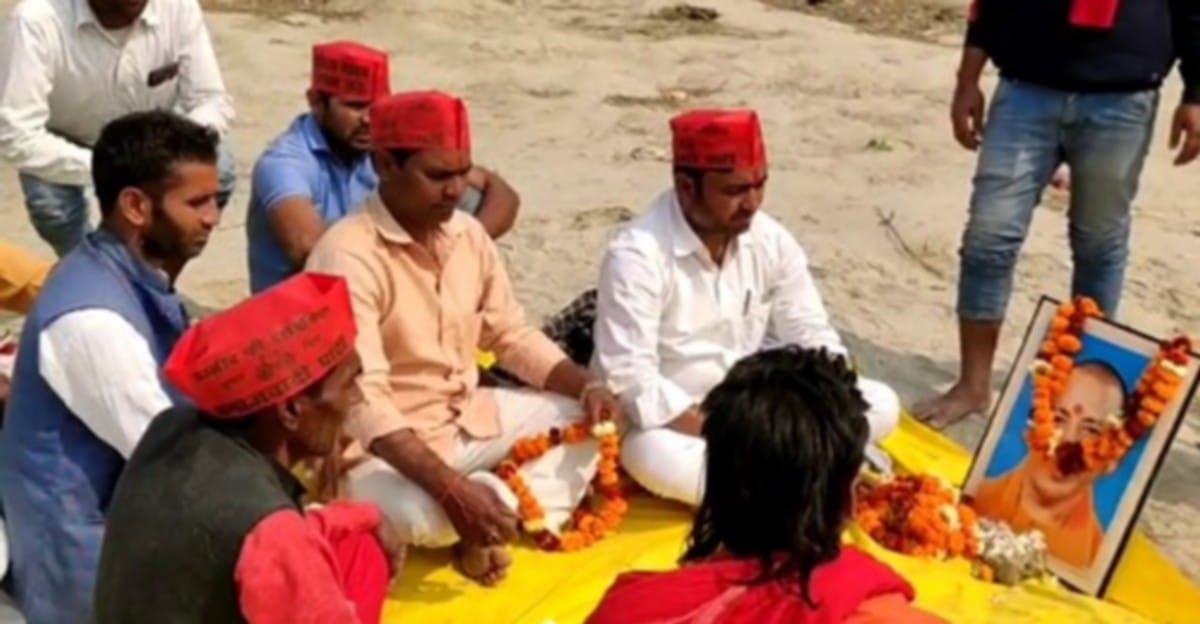 Yogi government pind daan at ganga ghat by samajwadi party workers garland on photo of cm yogi adityanath in ballia