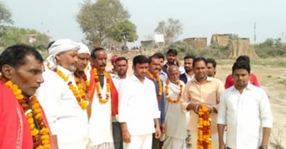 Yogi government pind daan at ganga ghat by samajwadi party workers garland on photo of cm yogi adityanath in ballia