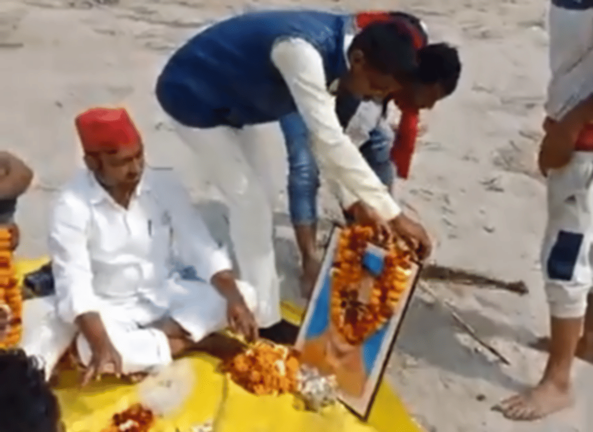Police arrested accuses of did pind daan of Yogi government near ganga in ballia up