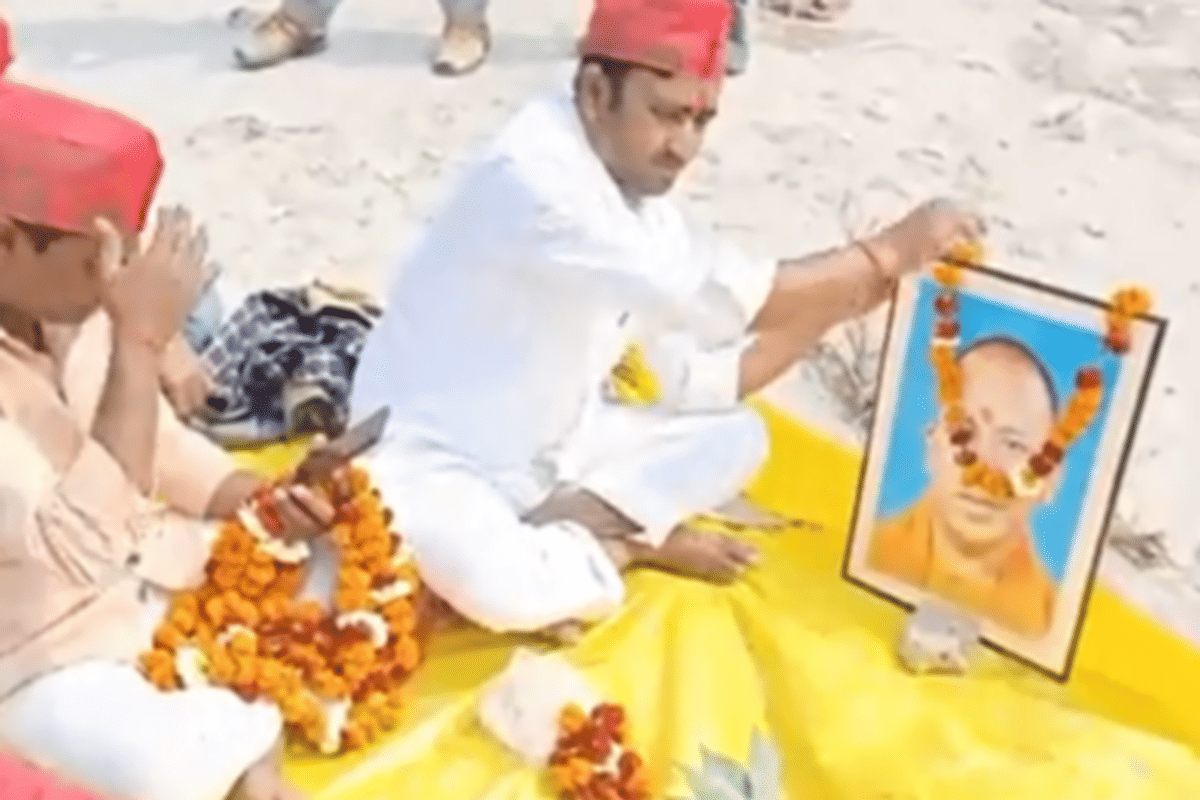 Police arrested accuses of did pind daan of Yogi government near ganga in ballia up