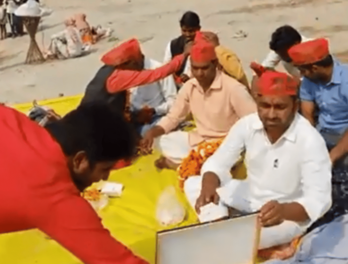 Police arrested accuses of did pind daan of Yogi government near ganga in ballia up