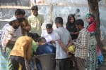 नरवाल की रोहिंग्या बस्ती में वेरिफिकेशन करते अधिकारी। अमर उजाला