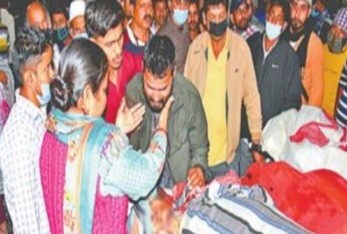 Jammu kashmir News :  policeman kills three in valley