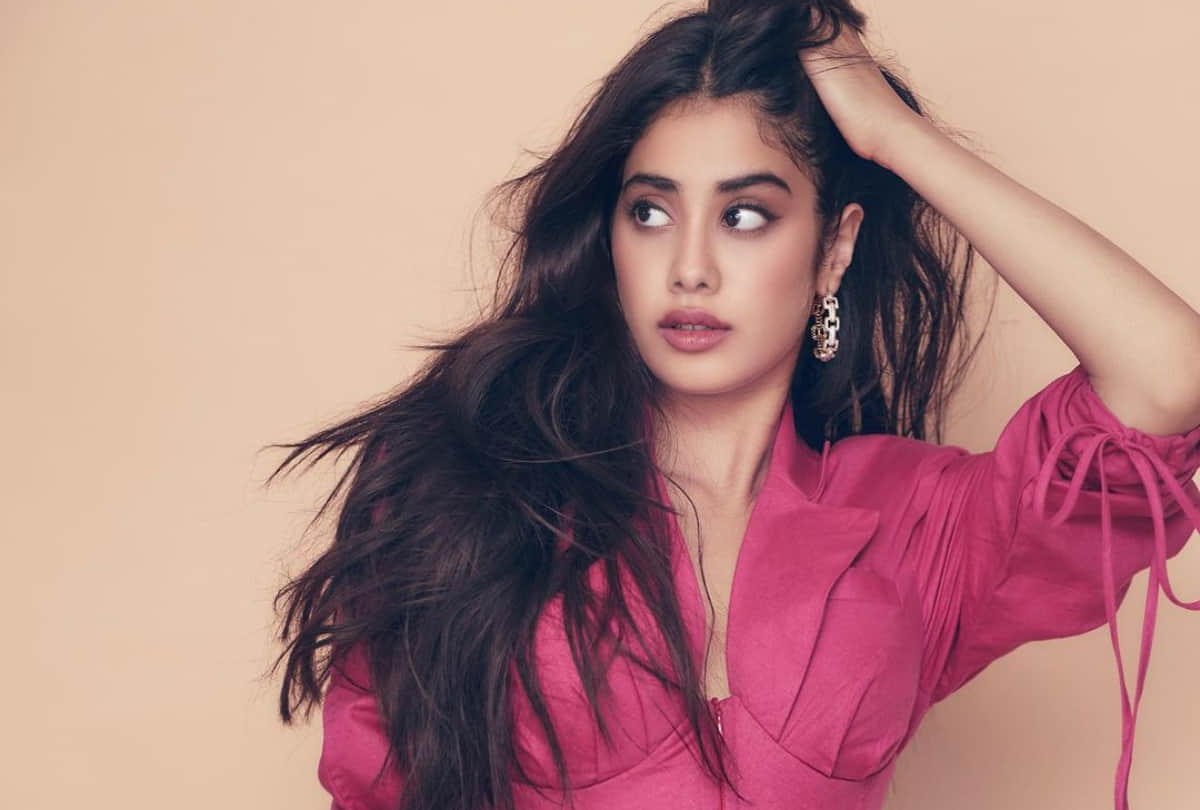 janhvi kapoor in pink corset dress with dramatic sleeves in film roohi promotions