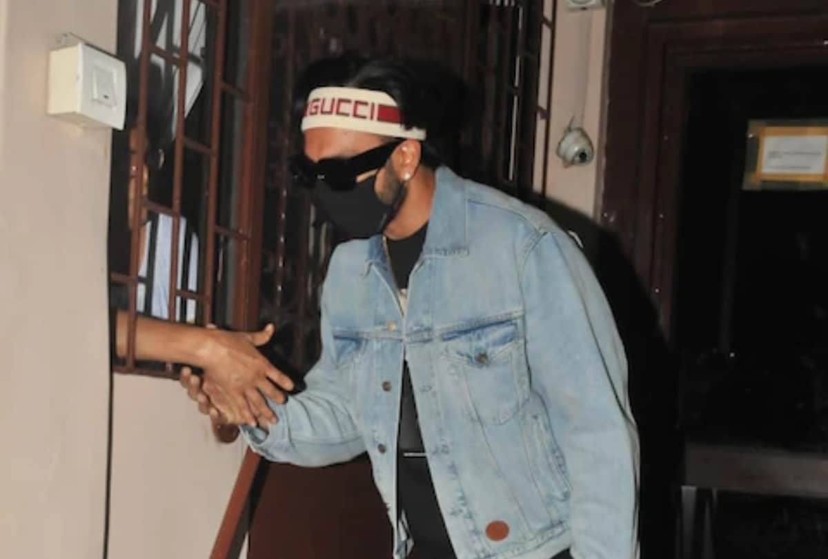 Ranveer Singh was on his way to a dubbing studio where he met a fan too watch video
