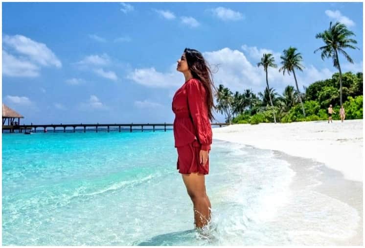 South Actress Aishwarya Rajesh Maldives Vacation, Hot Photoshoot in Red Dress Goes Viral
