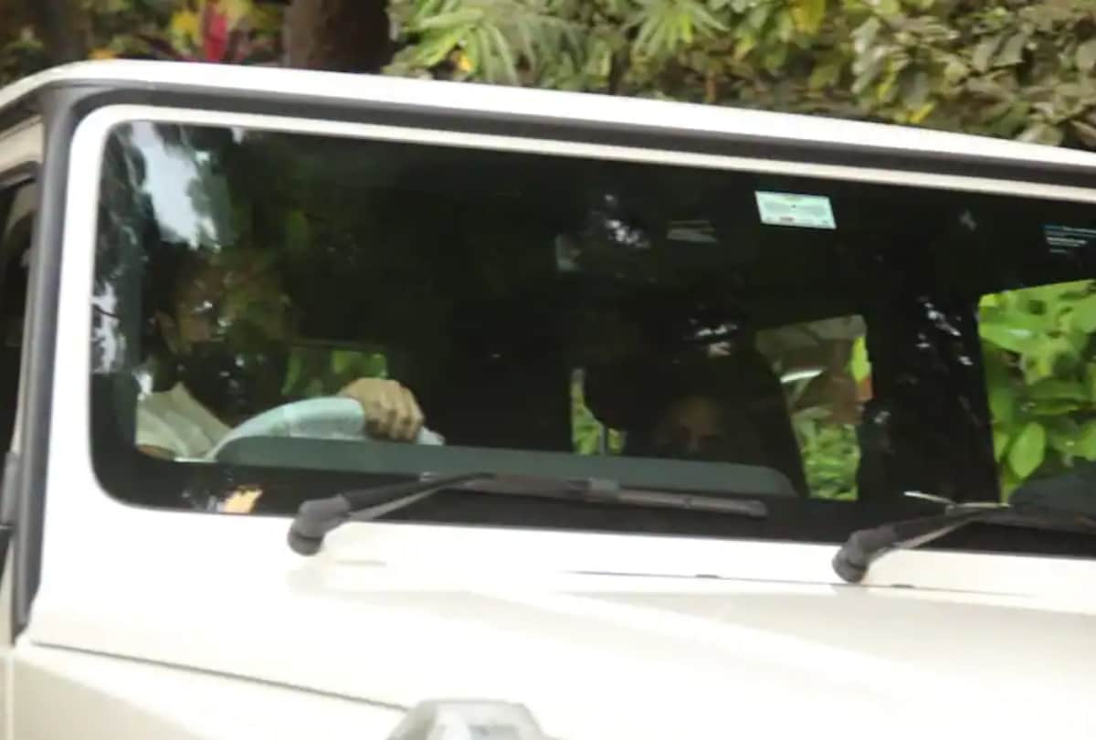 Kareena kapoor and saif ali khan test drive a new suv see pics