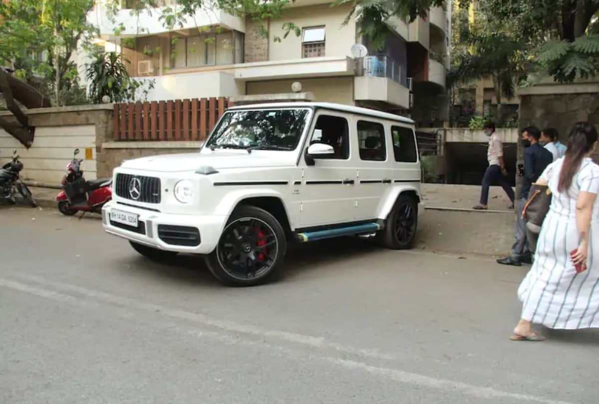 Kareena kapoor and saif ali khan test drive a new suv see pics