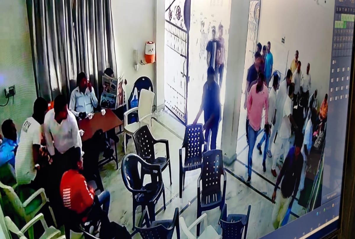 aligarh bsp office clash during ticket distribution meeting of nagar panchayat election