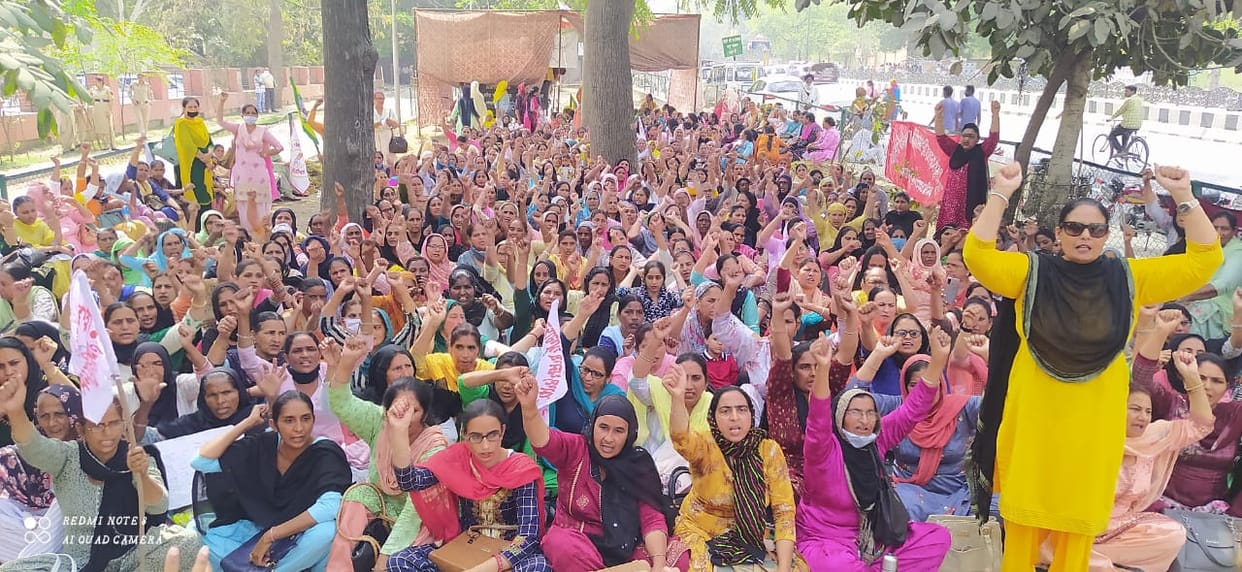 Anganwadi workers surrounded SSP office in Bathinda