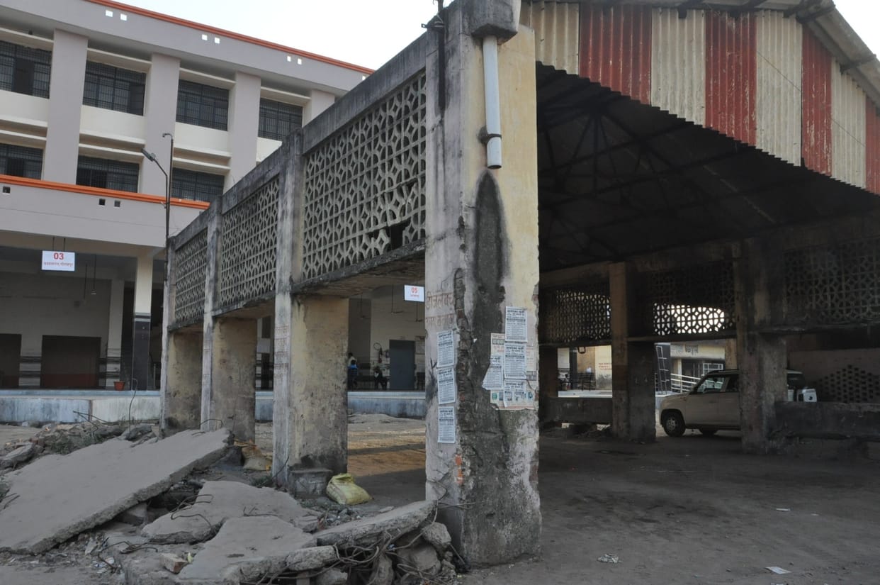 Buses stand out from the demolition of Jarjan Bhawan in Mau, the roadway is a building made of three crores