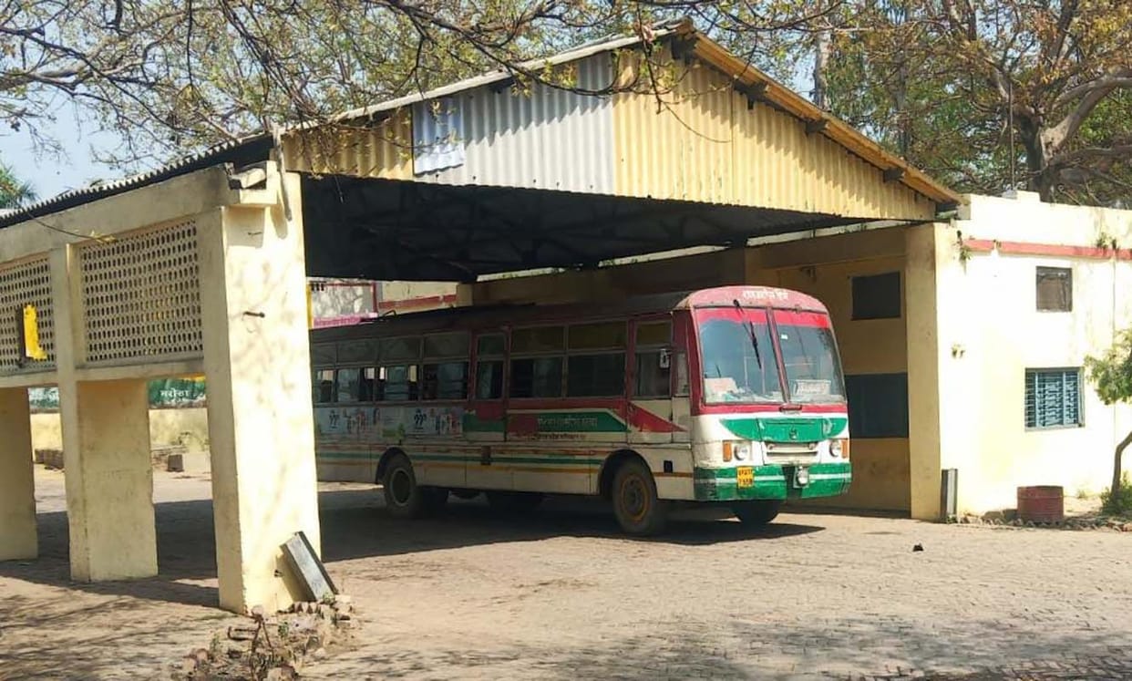 bus stand in bad condition