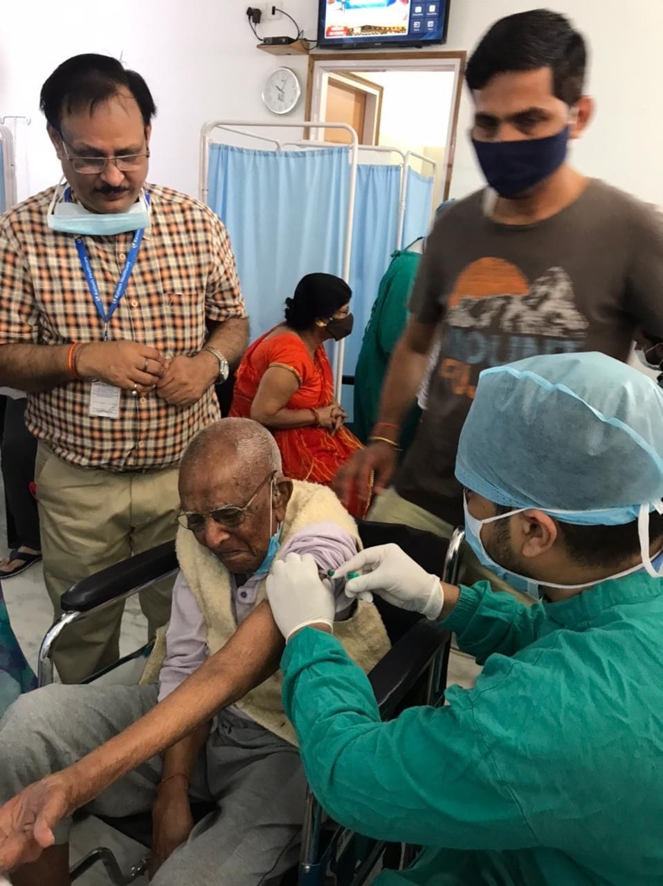 104-year-old father gets vaccinated with 81-year-old son