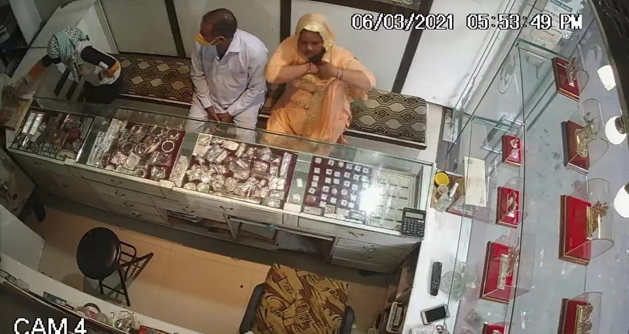 Woman thief gang stole jewelery from goldsmith shop