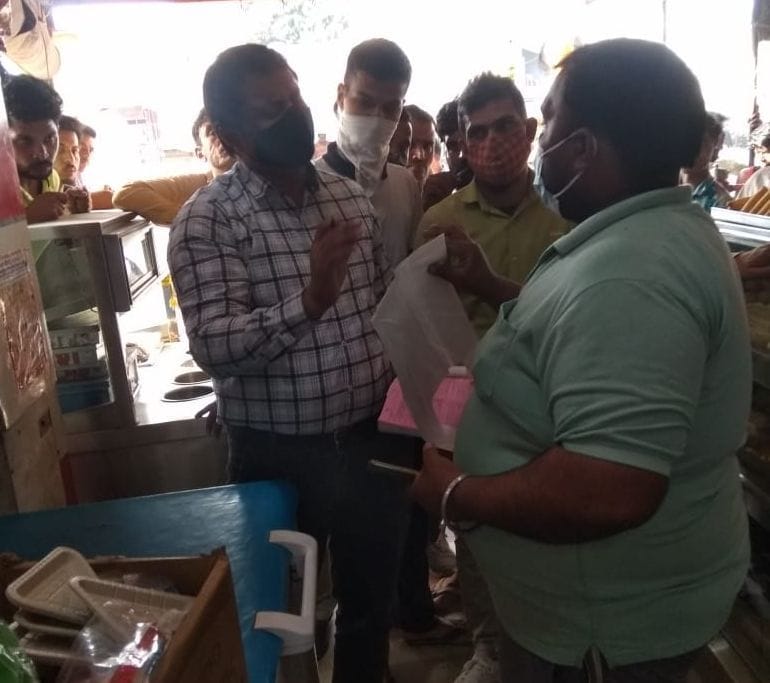 Shopkeepers Snatch polythene seized from NP team, Accusation of indecency also