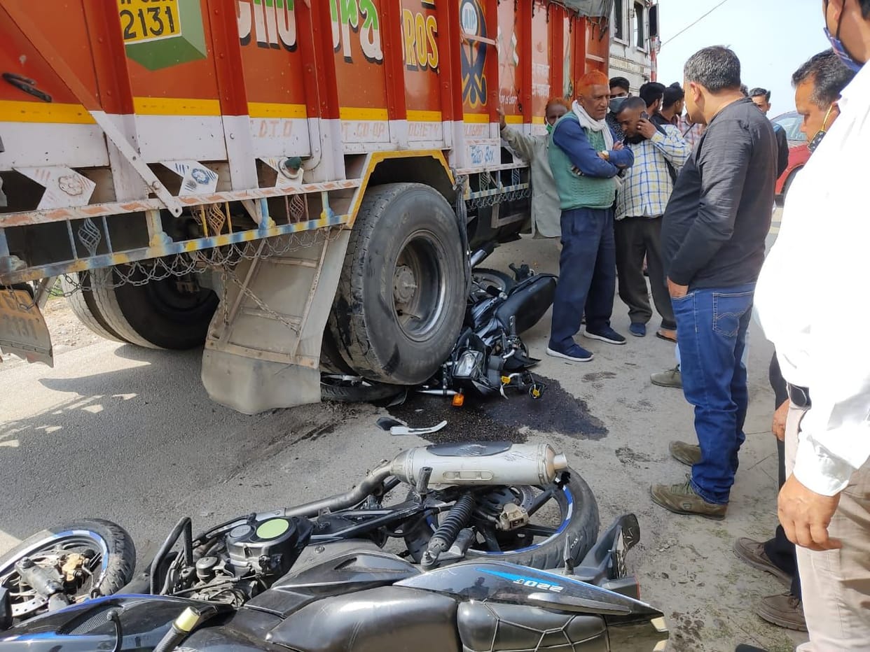 Two bikes collided with a truck in Bhoranj's tauta, three youth injured