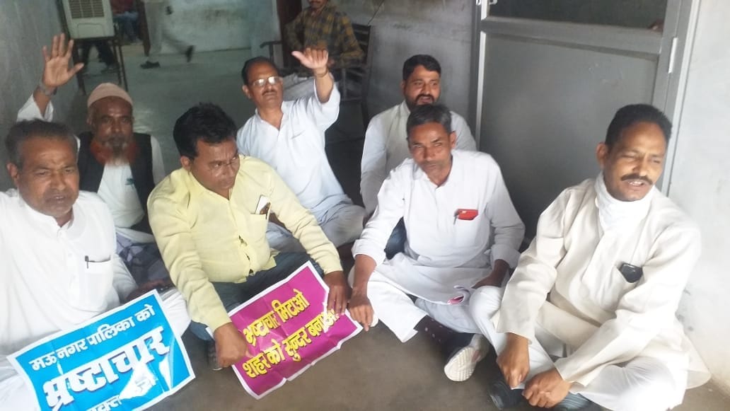 11 councilors against EO, protest