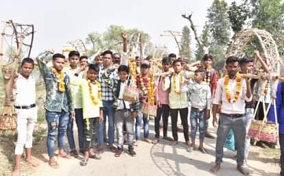 चंदौसी के नेहटा मार्ग पर राजघाट गंगा से जल लेने जाता कांवड़ियों का जत्था।