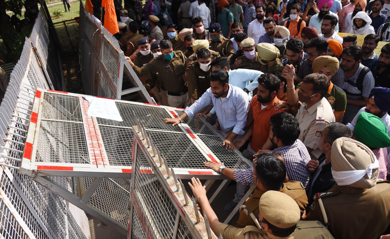 Uproar on the demand for opening of PU on the second day as well, students dropped barricades, noises and shocks from the police