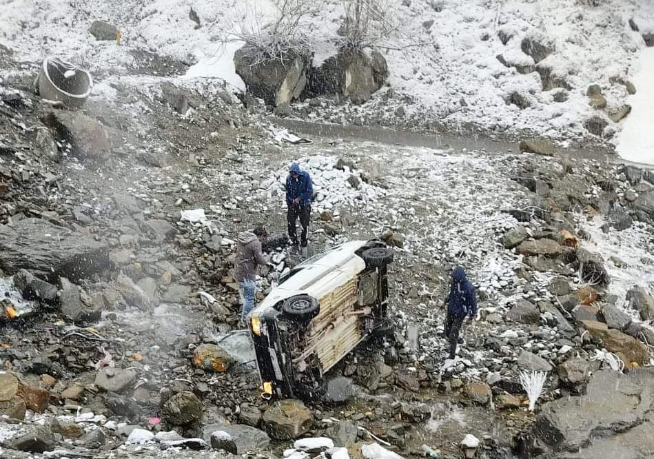 Car rolled down the road while give the pass of bus  in rohtang