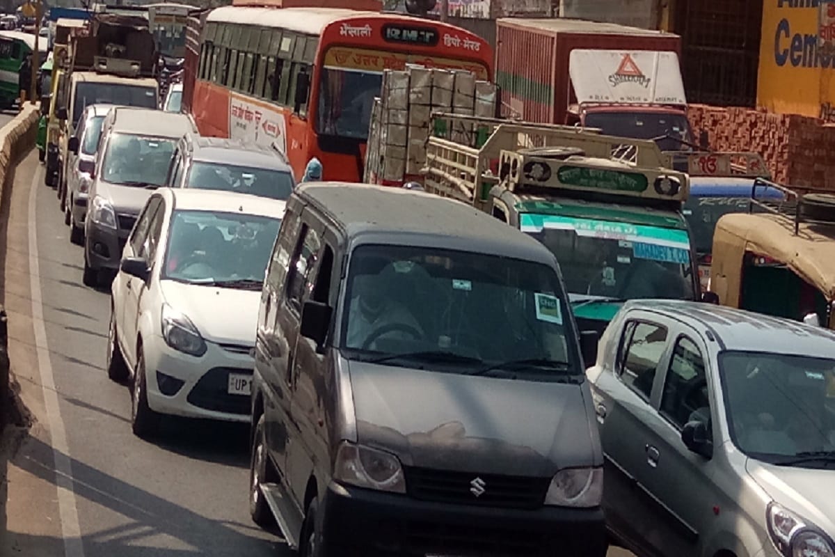 Traffic police lifted to a car of BKU leader from crane in Meerut if not follow traffic rulles