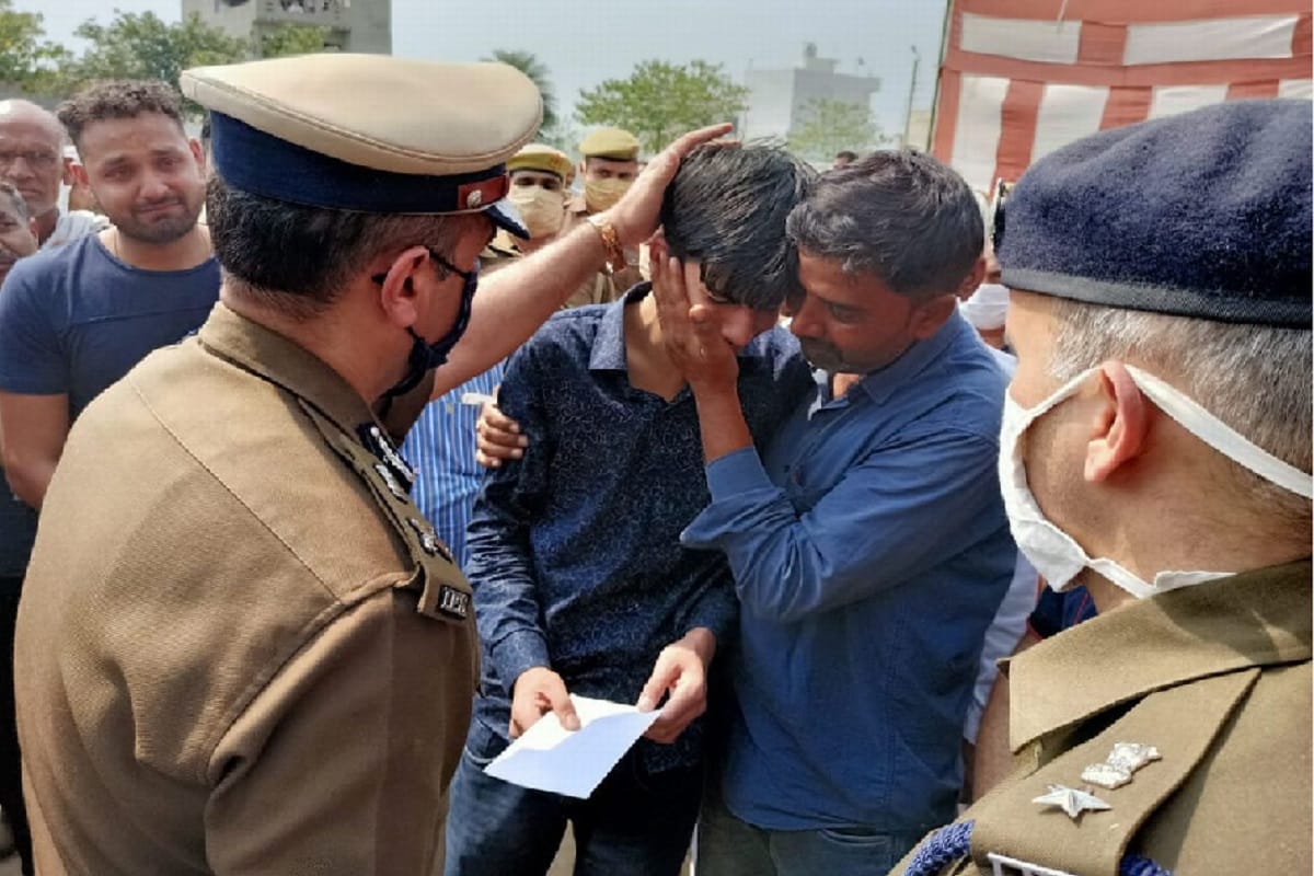 Hapur Accident News: Daroga have funeral held in village of Muzaffarnagar and see photos