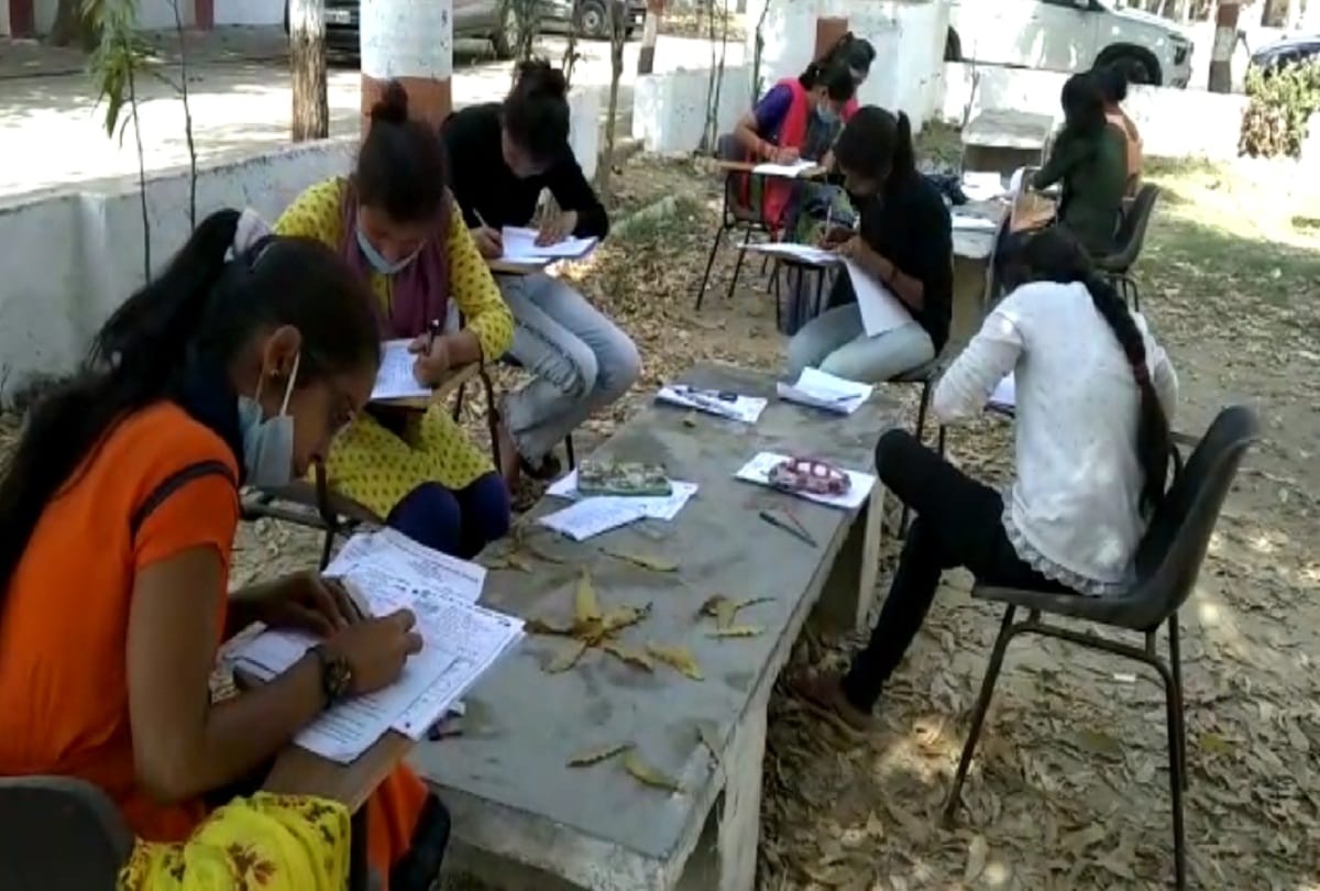 State University examination conducted in Pratapgarh in open, causing ruckus