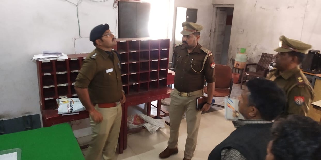 Lakhs stolen by breaking lock of Bharwari post office, involved in the investigation of the case