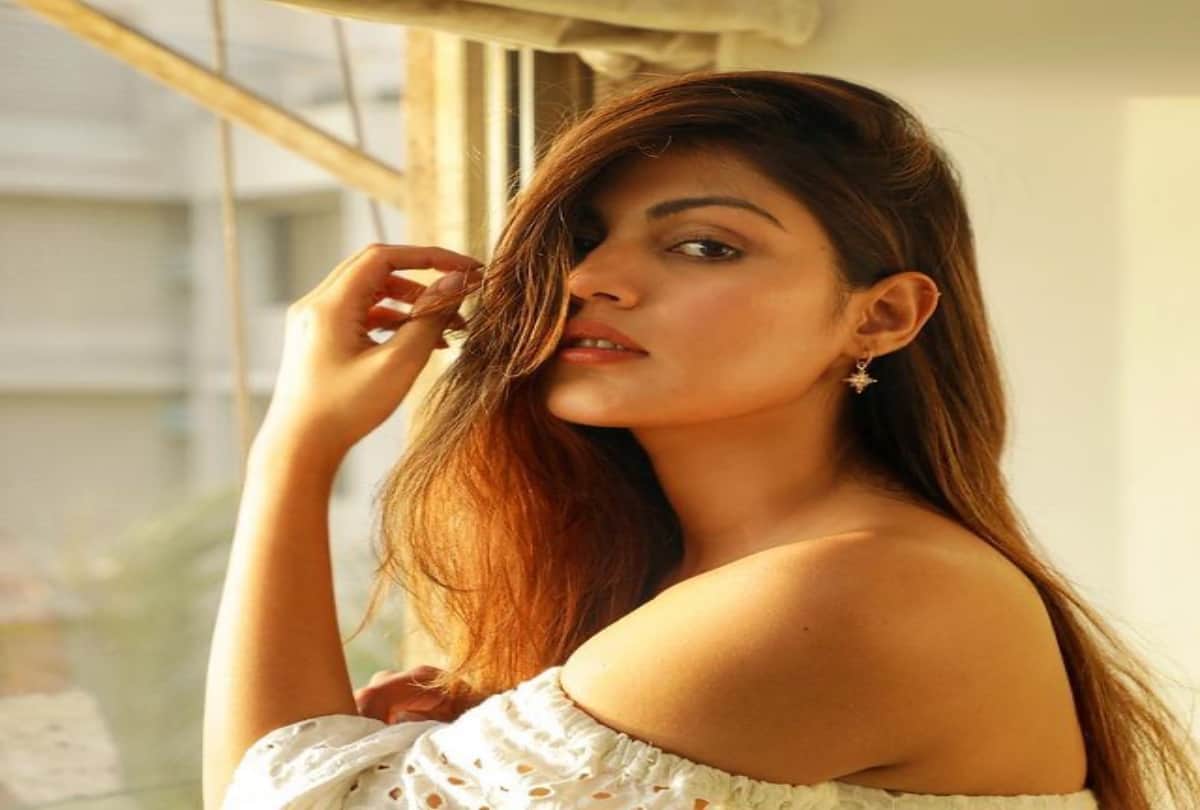 Rhea Chakraborty's 'Uncle' Passes Away Due To COVID-19, Shares Heartfelt Tribute