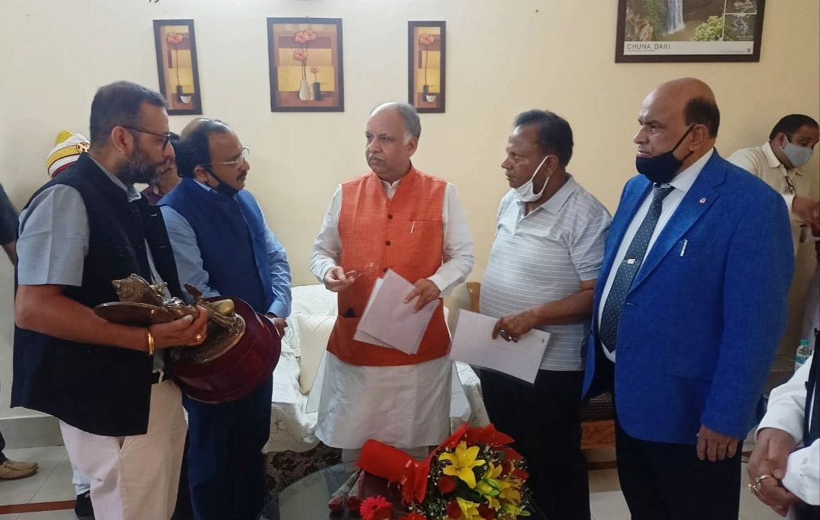 exporter meet urban devlopment minister ashutosh tondon for revice tax
