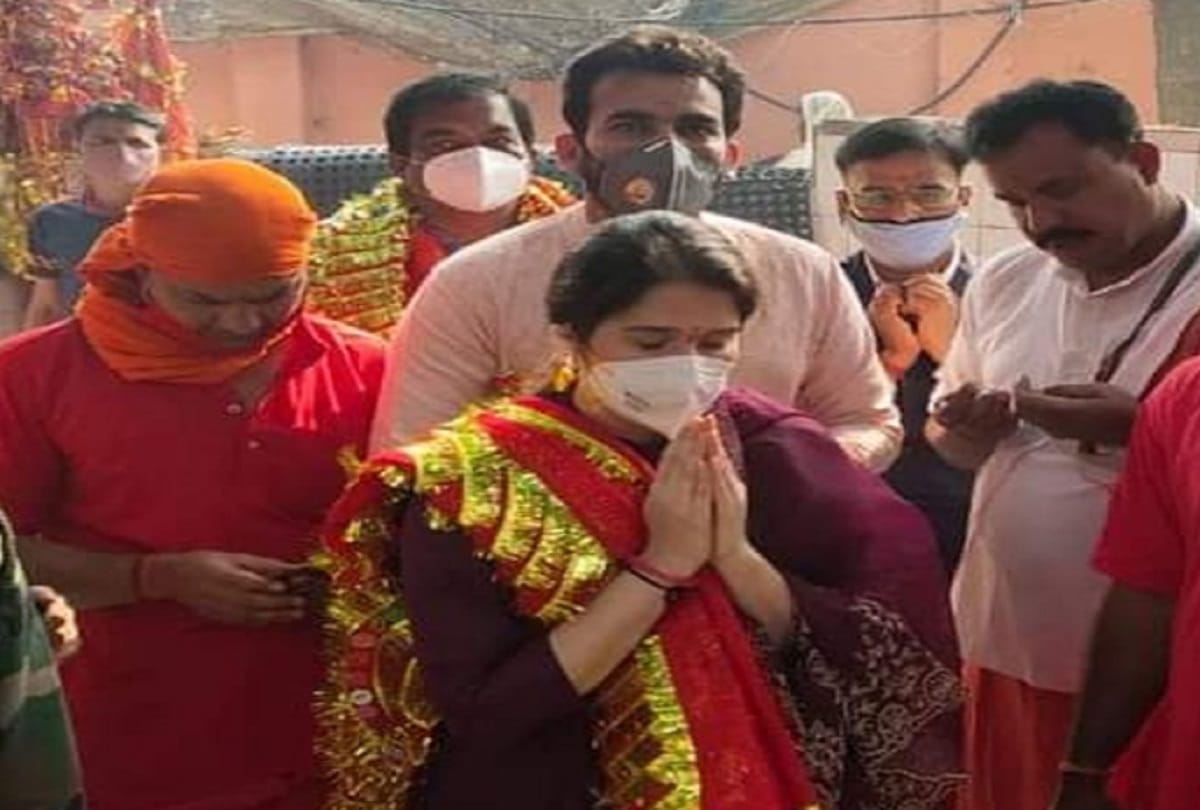 Former Indian bowler Zaheer Khan along with wife Sagarika ghatge visited Rajrappa temple in Jharkhand