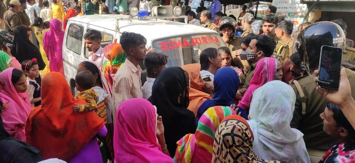 ambulance,auraiya news,making,was jammed,stand in the street