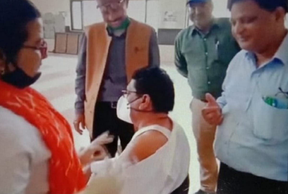 Etawah News : Akhilesh Yadav relatives get vaccinated against COVID-19