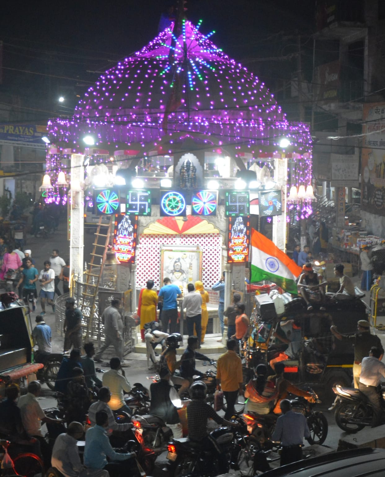 The line of devotees who brought the Dak Kanwar