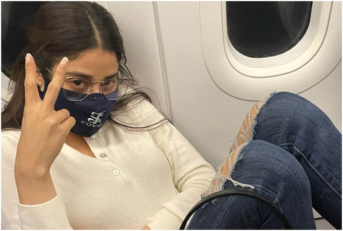 Janhvi Kapoor Struggles To Change Clothes In A Car As She Took A Flight After The Film Promotions