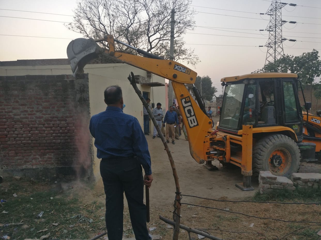police and revenue team remove enchrochment