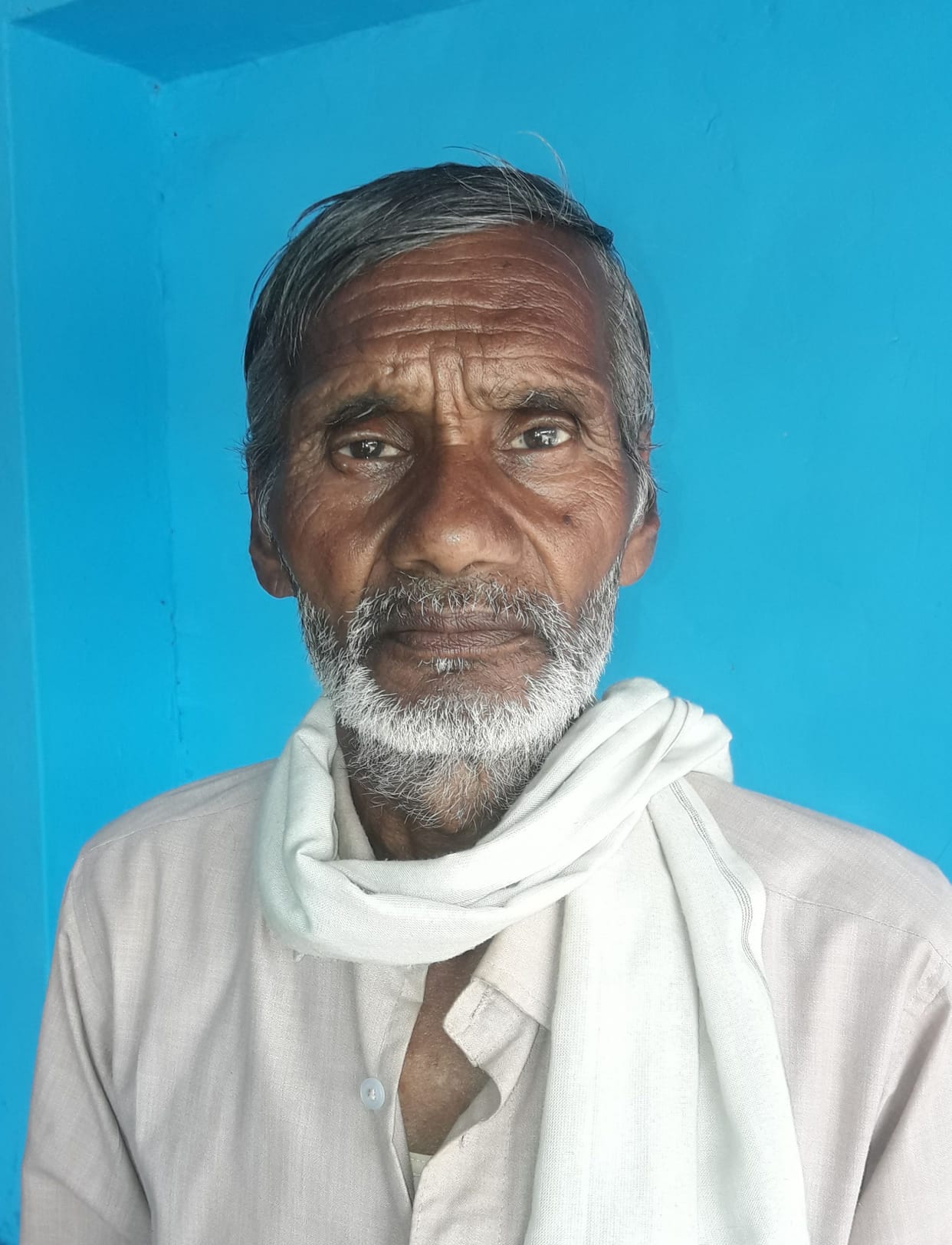 baik par lipht dekar jeb se rupaye nikaale, raaste mein utaar kar raphoochakkar ho gae badamaash