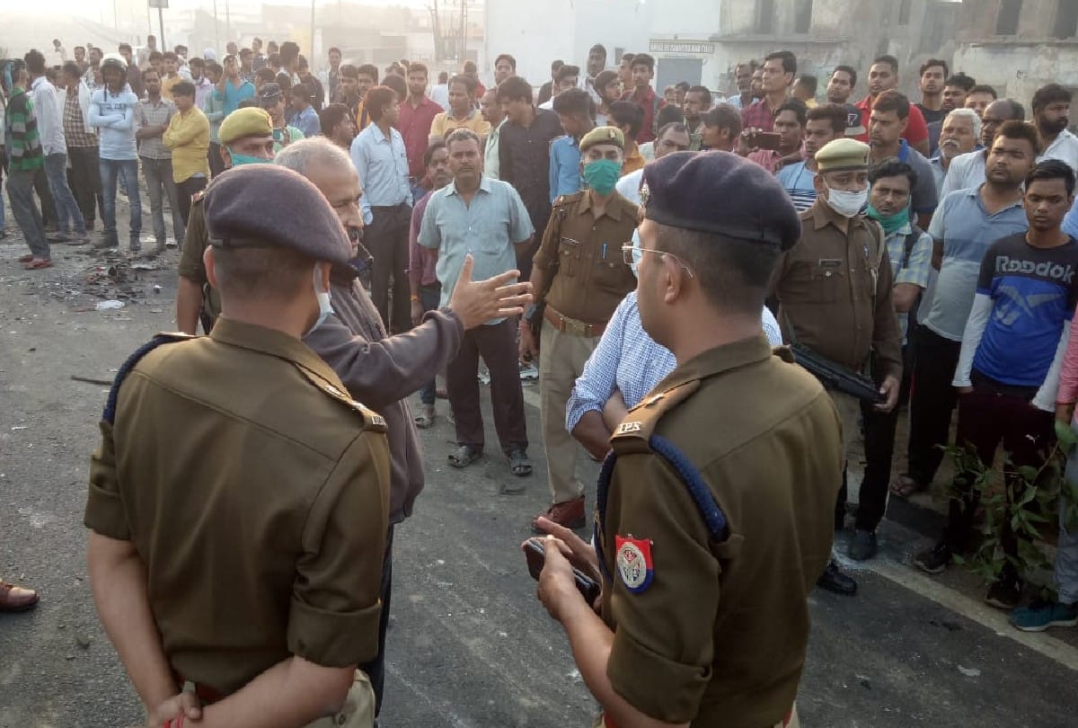 agra accident news: nine people died in road accident after car collides with container