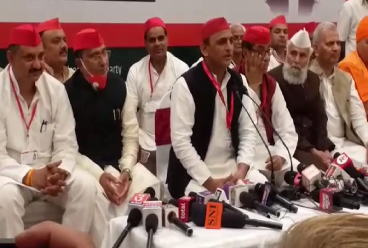 akhilesh yadav attack on yogi adityanath photo said taking selfies on the works of SP government