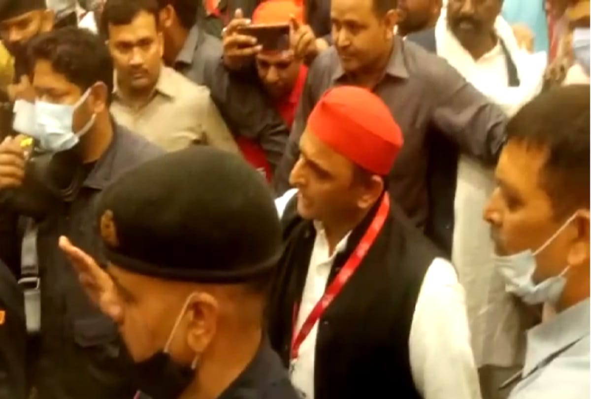 Uproar in Akhilesh Yadav press conference many activists and security personnel injured