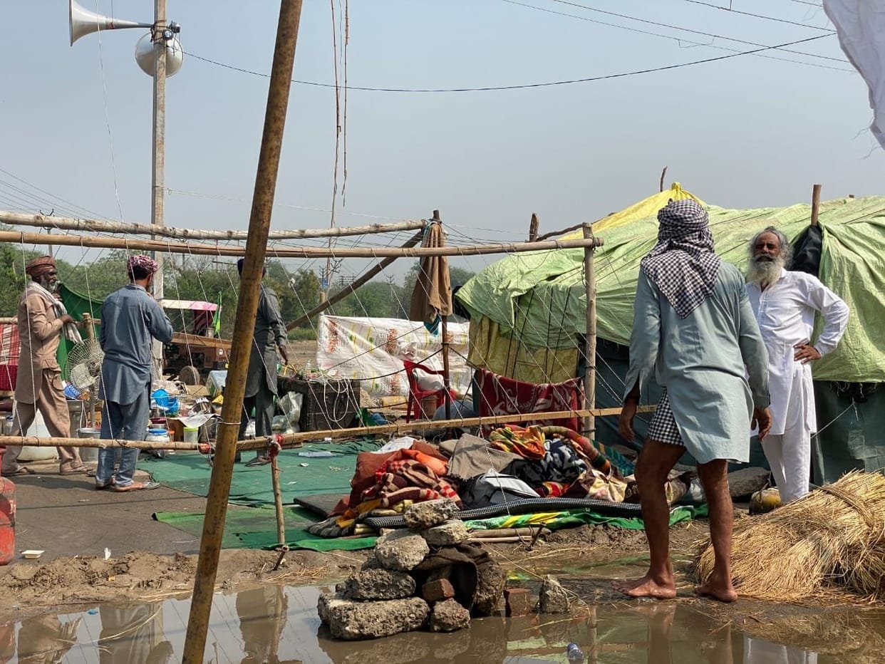 Filled with water, tents and tarpaulins in many places in the halt of farmers