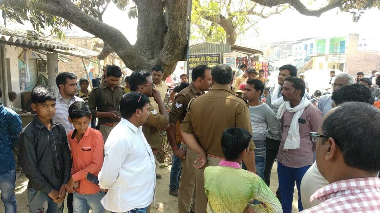 Thieves stole goods worth lakhs from two bullion shops